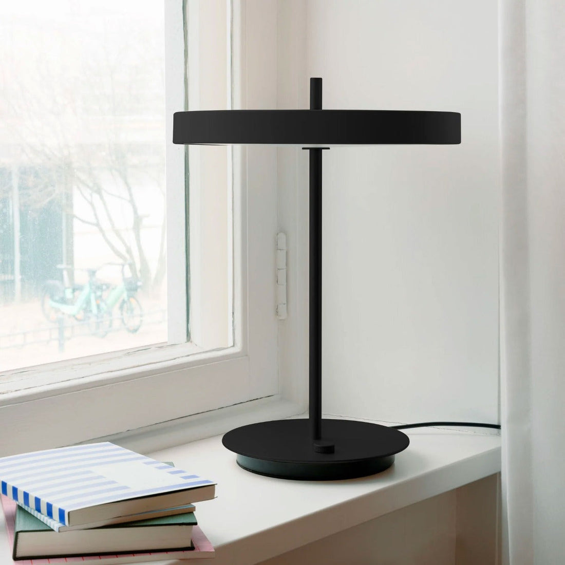 Asteria bordlampe - Black / Black Base - H: 41,5 cm - Umage
