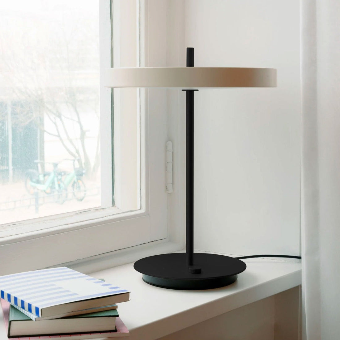 Asteria bordlampe - Pearl White / Black Base - H: 41,5 cm - Umage