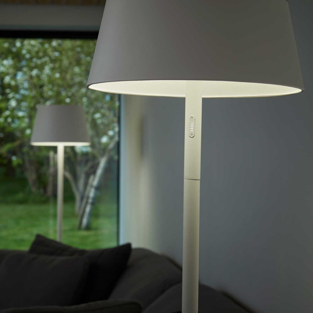 Modi Gulvlampe - Hvid - Loom Design