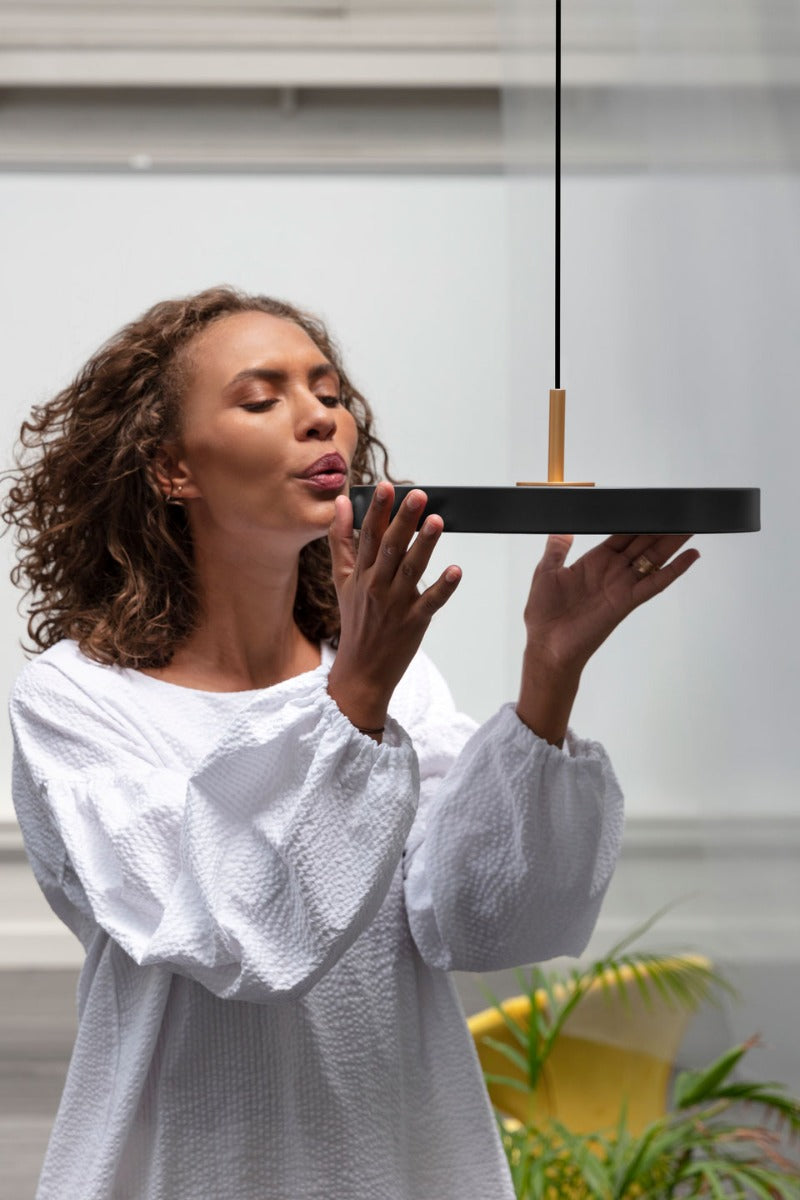 Asteria Pendel Mini - Black / Brass - Ø: 31 cm - Umage