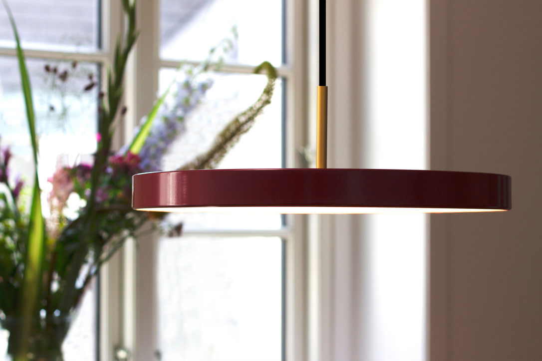 Asteria Pendel Medium - Ruby Red / Brass - Ø: 43 cm - Umage