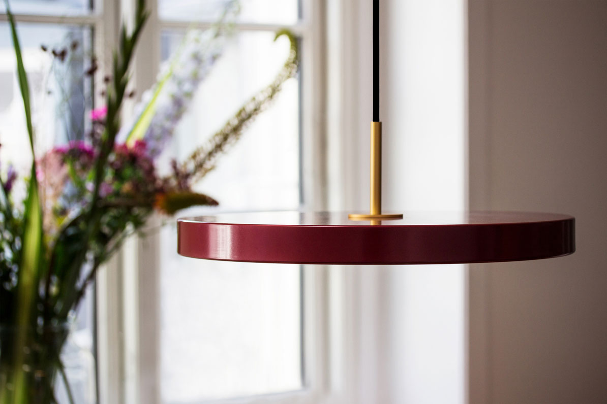 Asteria Pendel Medium - Ruby Red / Brass - Ø: 43 cm - Umage