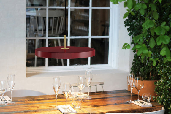 Asteria Pendel Medium - Ruby Red / Brass - Ø: 43 cm - Umage